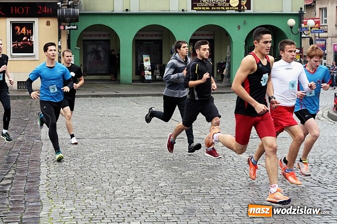 Zdjęcie w galerii na portalu naszwodzislaw.com: Około 300 uczestników stanęło dzisiaj na stracie biegu ulicznego  wiadomości z regionu