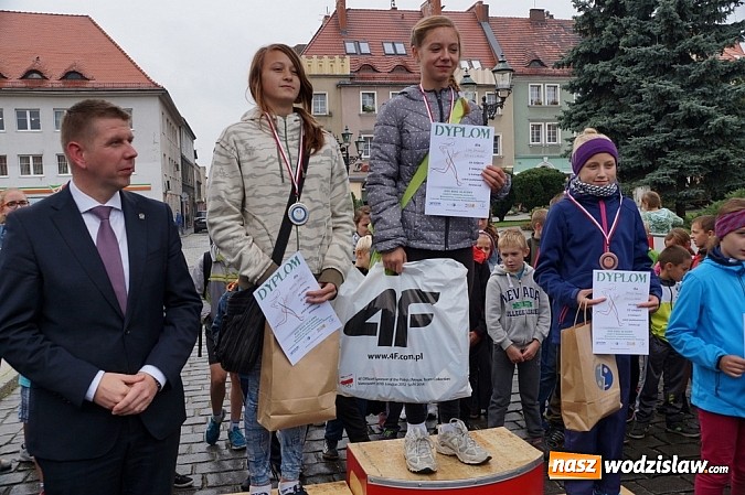 Zdjęcie w galerii na portalu naszwodzislaw.com: Około 300 uczestników stanęło dzisiaj na stracie biegu ulicznego  wiadomości z regionu