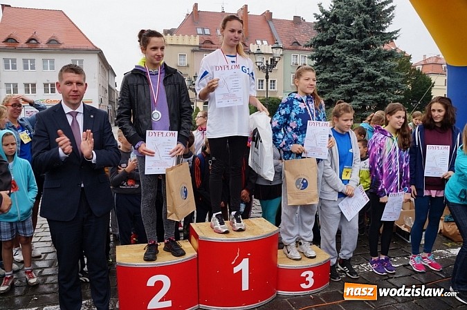 Zdjęcie w galerii na portalu naszwodzislaw.com: Około 300 uczestników stanęło dzisiaj na stracie biegu ulicznego  wiadomości z regionu