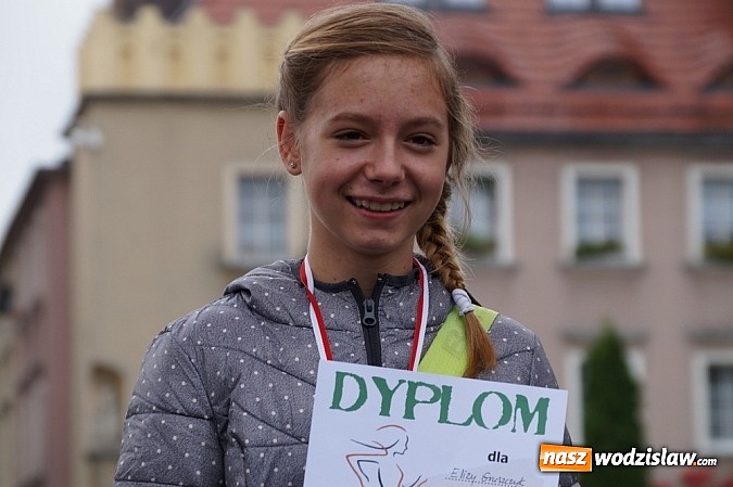 Zdjęcie w galerii na portalu naszwodzislaw.com: Około 300 uczestników stanęło dzisiaj na stracie biegu ulicznego  wiadomości z regionu