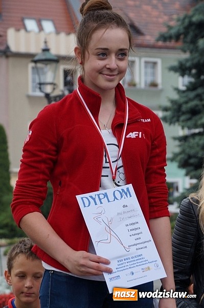 Zdjęcie w galerii na portalu naszwodzislaw.com: Około 300 uczestników stanęło dzisiaj na stracie biegu ulicznego  wiadomości z regionu