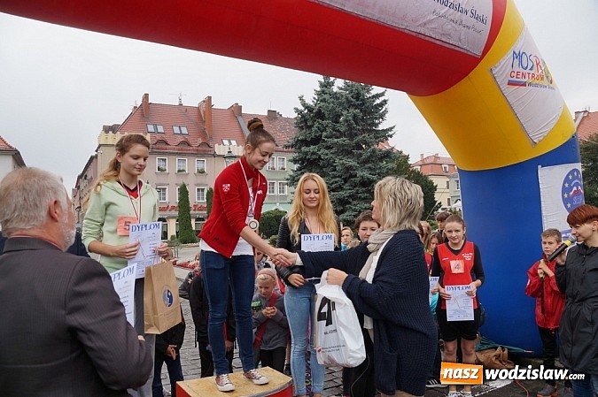 Zdjęcie w galerii na portalu naszwodzislaw.com: Około 300 uczestników stanęło dzisiaj na stracie biegu ulicznego  wiadomości z regionu