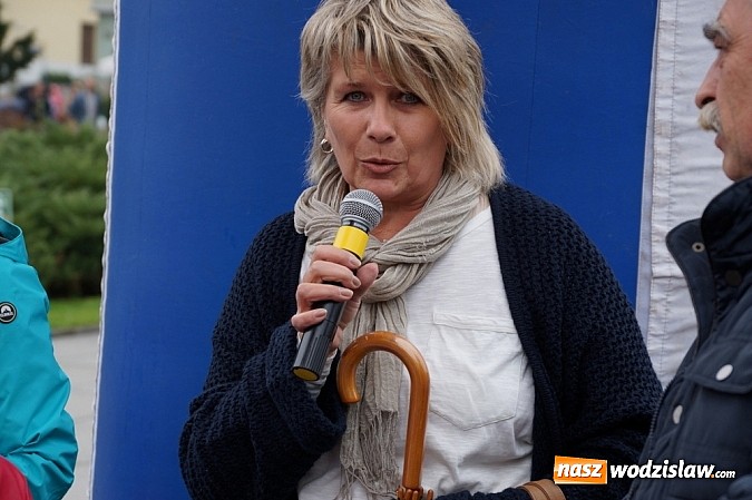 Zdjęcie w galerii na portalu naszwodzislaw.com: Około 300 uczestników stanęło dzisiaj na stracie biegu ulicznego  wiadomości z regionu