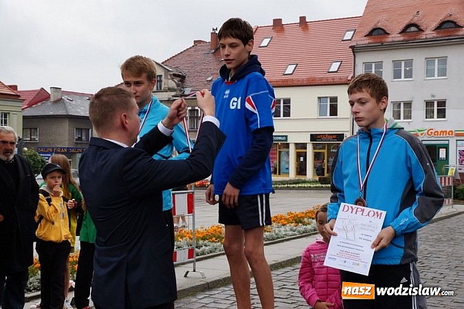 Zdjęcie w galerii na portalu naszwodzislaw.com: Około 300 uczestników stanęło dzisiaj na stracie biegu ulicznego  wiadomości z regionu