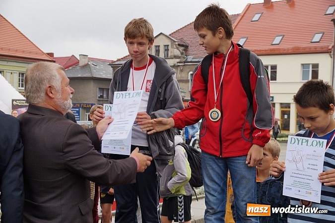 Zdjęcie w galerii na portalu naszwodzislaw.com: Około 300 uczestników stanęło dzisiaj na stracie biegu ulicznego  wiadomości z regionu