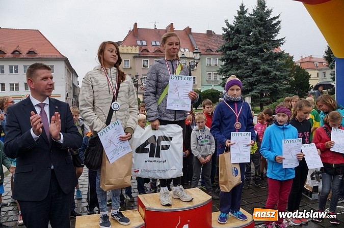 Zdjęcie w galerii na portalu naszwodzislaw.com: Około 300 uczestników stanęło dzisiaj na stracie biegu ulicznego  wiadomości z regionu