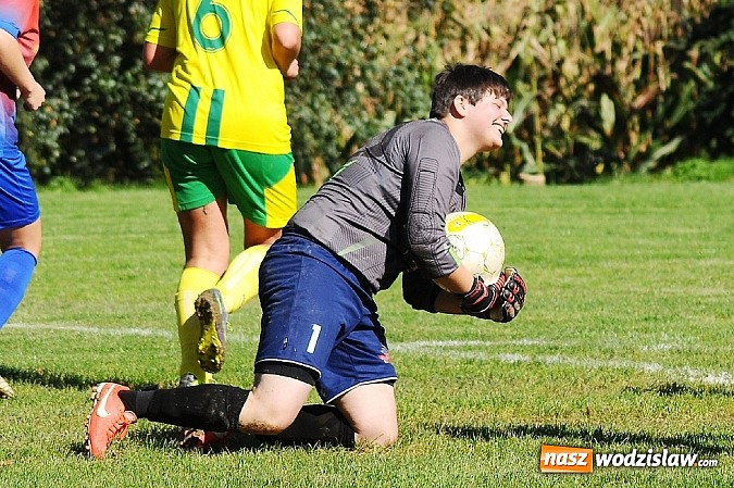 Zdjęcie w galerii na portalu naszwodzislaw.com: Dziewczyny z SWD rozbiły UKS Gamów wiadomości z regionu