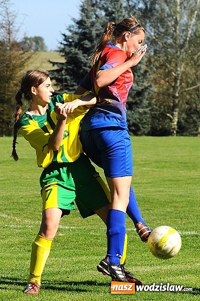 Zdjęcie w galerii na portalu naszwodzislaw.com: Dziewczyny z SWD rozbiły UKS Gamów wiadomości z regionu