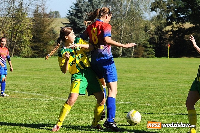 Zdjęcie w galerii na portalu naszwodzislaw.com: Dziewczyny z SWD rozbiły UKS Gamów wiadomości z regionu
