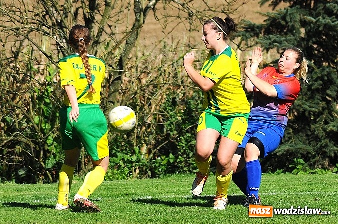 Zdjęcie w galerii na portalu naszwodzislaw.com: Dziewczyny z SWD rozbiły UKS Gamów wiadomości z regionu