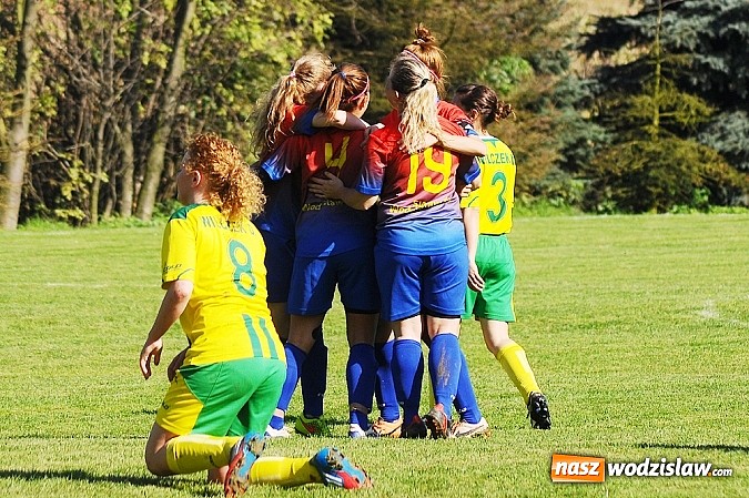 Zdjęcie w galerii na portalu naszwodzislaw.com: Dziewczyny z SWD rozbiły UKS Gamów wiadomości z regionu