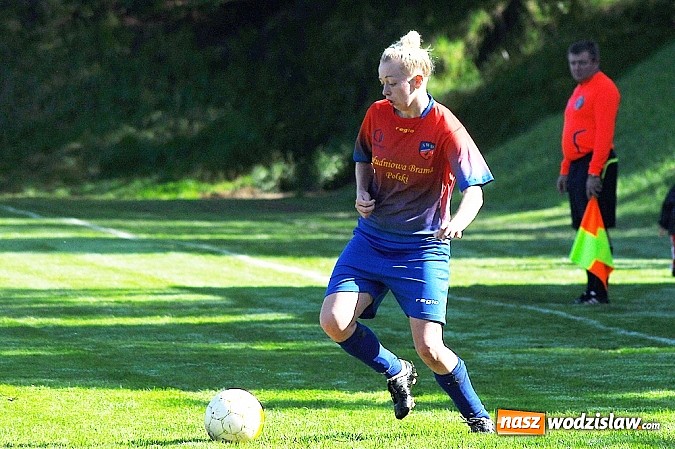 Zdjęcie w galerii na portalu naszwodzislaw.com: Dziewczyny z SWD rozbiły UKS Gamów wiadomości z regionu