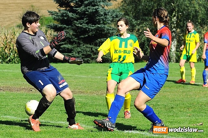 Zdjęcie w galerii na portalu naszwodzislaw.com: Dziewczyny z SWD rozbiły UKS Gamów wiadomości z regionu