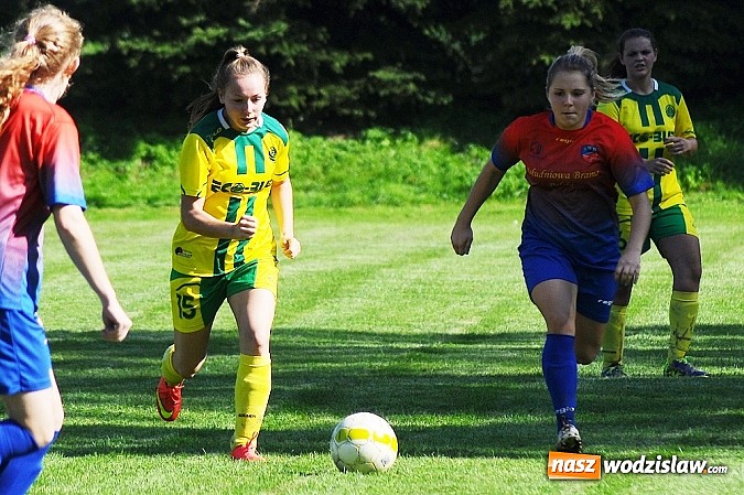 Zdjęcie w galerii na portalu naszwodzislaw.com: Dziewczyny z SWD rozbiły UKS Gamów wiadomości z regionu