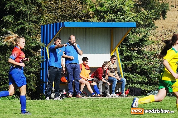 Zdjęcie w galerii na portalu naszwodzislaw.com: Dziewczyny z SWD rozbiły UKS Gamów wiadomości z regionu