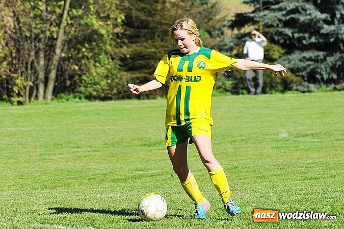 Zdjęcie w galerii na portalu naszwodzislaw.com: Dziewczyny z SWD rozbiły UKS Gamów wiadomości z regionu