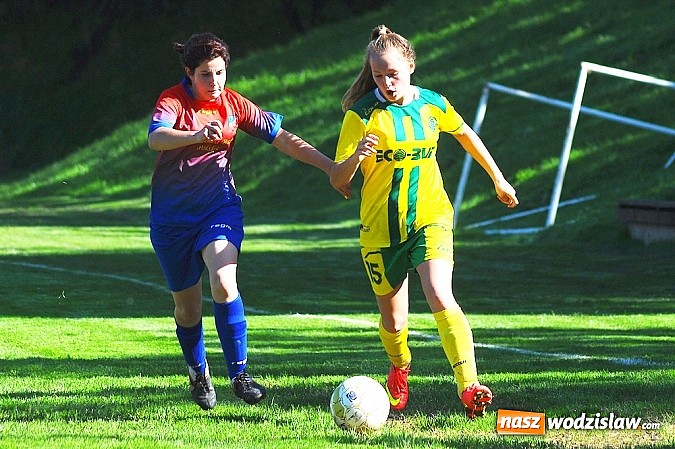Zdjęcie w galerii na portalu naszwodzislaw.com: Dziewczyny z SWD rozbiły UKS Gamów wiadomości z regionu