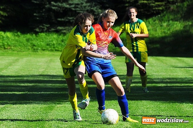 Zdjęcie w galerii na portalu naszwodzislaw.com: Dziewczyny z SWD rozbiły UKS Gamów wiadomości z regionu