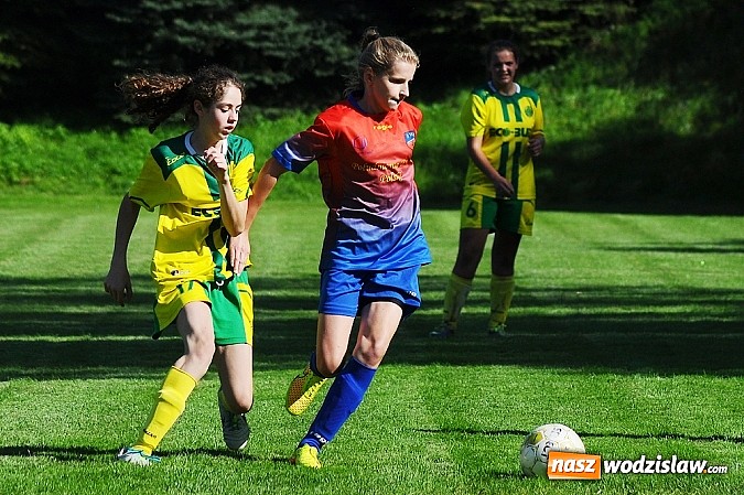Zdjęcie w galerii na portalu naszwodzislaw.com: Dziewczyny z SWD rozbiły UKS Gamów wiadomości z regionu