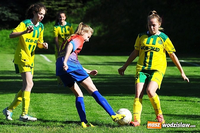 Zdjęcie w galerii na portalu naszwodzislaw.com: Dziewczyny z SWD rozbiły UKS Gamów wiadomości z regionu