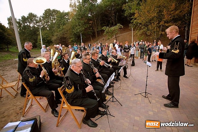 Zdjęcie w galerii na portalu naszwodzislaw.com: Tężnia w Radlinie raczyła dzisiaj gości nie tylko właściwościami zdrowotnymi wiadomości z regionu