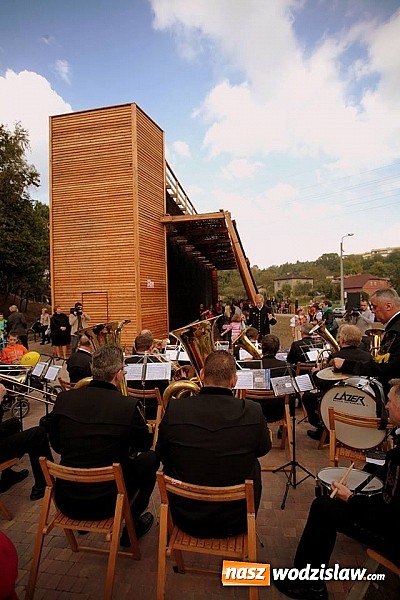 Zdjęcie w galerii na portalu naszwodzislaw.com: Tężnia w Radlinie raczyła dzisiaj gości nie tylko właściwościami zdrowotnymi wiadomości z regionu