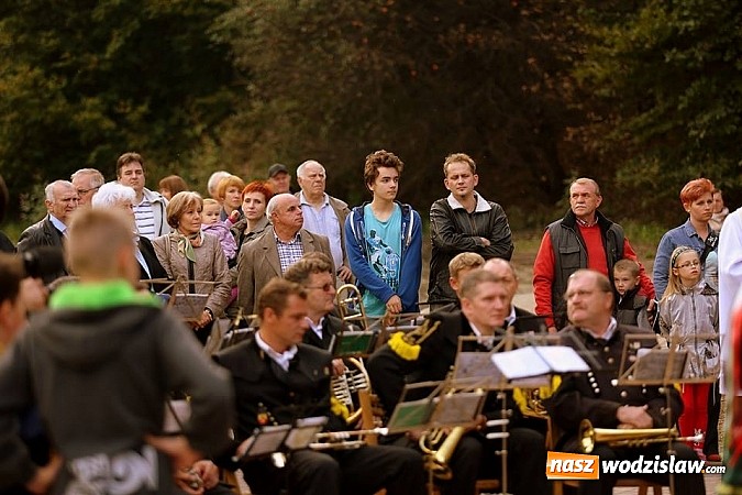 Zdjęcie w galerii na portalu naszwodzislaw.com: Tężnia w Radlinie raczyła dzisiaj gości nie tylko właściwościami zdrowotnymi wiadomości z regionu