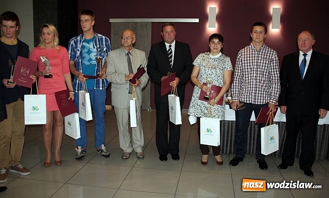 Zdjęcie w galerii na portalu naszwodzislaw.com: Sportowcy i działacze w dziedzinie kultury otrzymali nagrody wiadomości z regionu