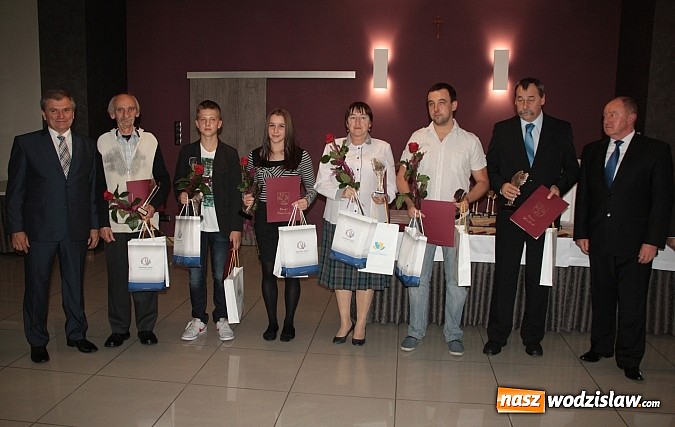 Zdjęcie w galerii na portalu naszwodzislaw.com: Sportowcy i działacze w dziedzinie kultury otrzymali nagrody wiadomości z regionu