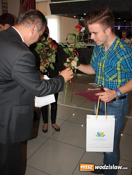 Zdjęcie w galerii na portalu naszwodzislaw.com: Sportowcy i działacze w dziedzinie kultury otrzymali nagrody wiadomości z regionu