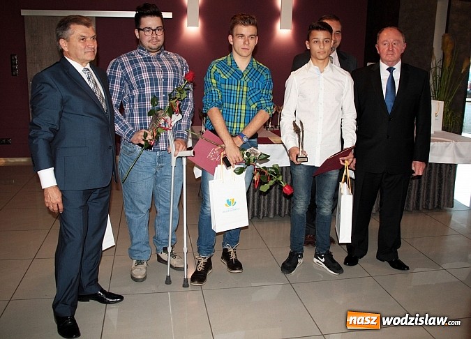 Zdjęcie w galerii na portalu naszwodzislaw.com: Sportowcy i działacze w dziedzinie kultury otrzymali nagrody wiadomości z regionu