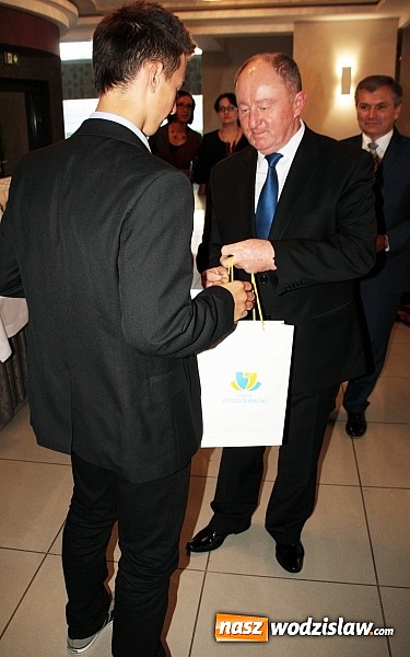 Zdjęcie w galerii na portalu naszwodzislaw.com: Sportowcy i działacze w dziedzinie kultury otrzymali nagrody wiadomości z regionu