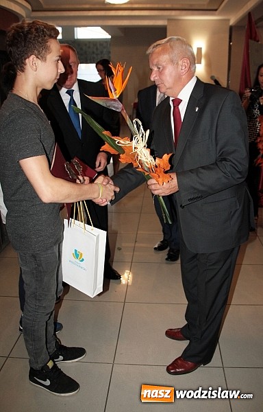 Zdjęcie w galerii na portalu naszwodzislaw.com: Sportowcy i działacze w dziedzinie kultury otrzymali nagrody wiadomości z regionu
