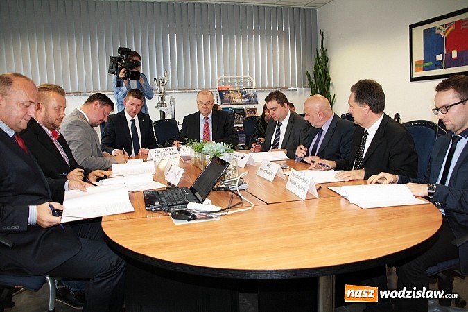 Zdjęcie w galerii na portalu naszwodzislaw.com: Umowa została podpisana. Teraz czas na realizacje przedsięwzięcia wiadomości z regionu