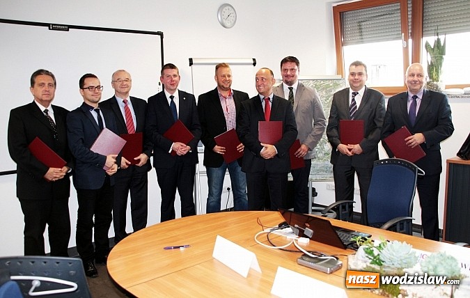 Zdjęcie w galerii na portalu naszwodzislaw.com: Umowa została podpisana. Teraz czas na realizacje przedsięwzięcia wiadomości z regionu