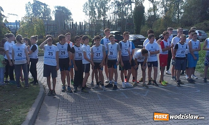 Zdjęcie w galerii na portalu naszwodzislaw.com: Uczniowie z Gimnazjum nr 3 Mistrzostwa Sportowego biegali w Marklowicach wiadomości z regionu