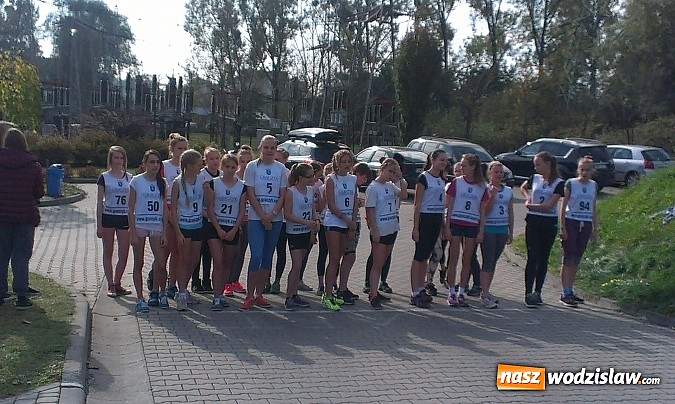 Zdjęcie w galerii na portalu naszwodzislaw.com: Uczniowie z Gimnazjum nr 3 Mistrzostwa Sportowego biegali w Marklowicach wiadomości z regionu