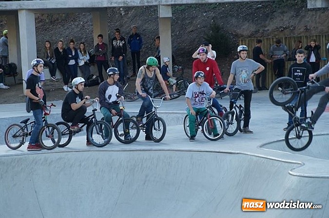 Zdjęcie w galerii na portalu naszwodzislaw.com: Tego jeszcze u nas nie było! NIGHT JAM na otwarcie skateparku wiadomości z regionu