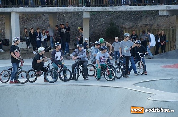 Zdjęcie w galerii na portalu naszwodzislaw.com: Tego jeszcze u nas nie było! NIGHT JAM na otwarcie skateparku wiadomości z regionu