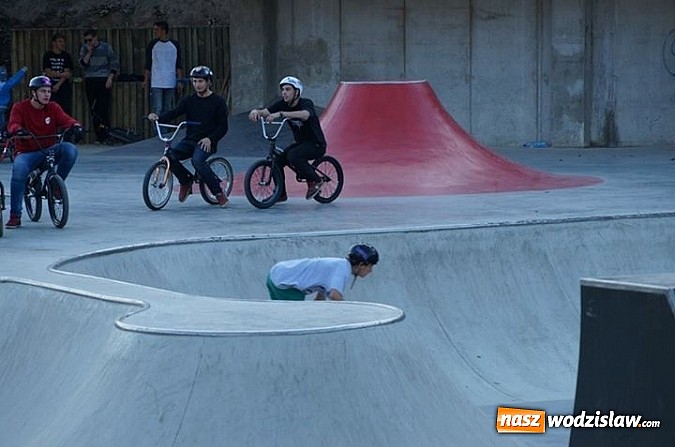 Zdjęcie w galerii na portalu naszwodzislaw.com: Tego jeszcze u nas nie było! NIGHT JAM na otwarcie skateparku wiadomości z regionu