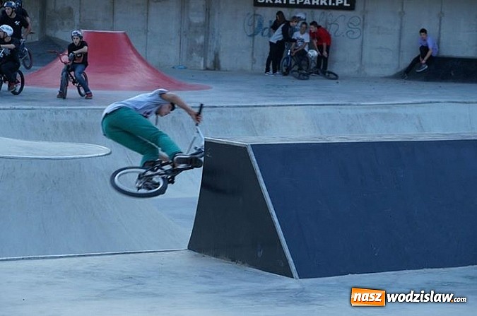 Zdjęcie w galerii na portalu naszwodzislaw.com: Tego jeszcze u nas nie było! NIGHT JAM na otwarcie skateparku wiadomości z regionu