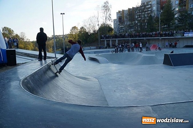 Zdjęcie w galerii na portalu naszwodzislaw.com: Tego jeszcze u nas nie było! NIGHT JAM na otwarcie skateparku wiadomości z regionu