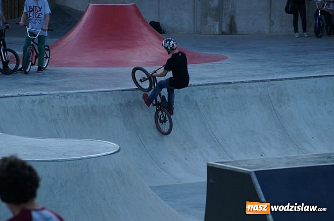 Zdjęcie w galerii na portalu naszwodzislaw.com: Tego jeszcze u nas nie było! NIGHT JAM na otwarcie skateparku wiadomości z regionu