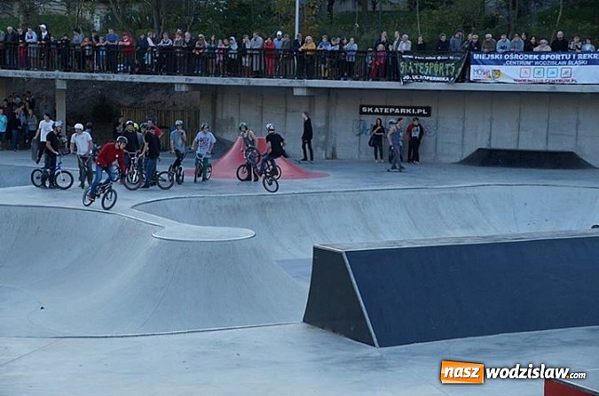 Zdjęcie w galerii na portalu naszwodzislaw.com: Tego jeszcze u nas nie było! NIGHT JAM na otwarcie skateparku wiadomości z regionu
