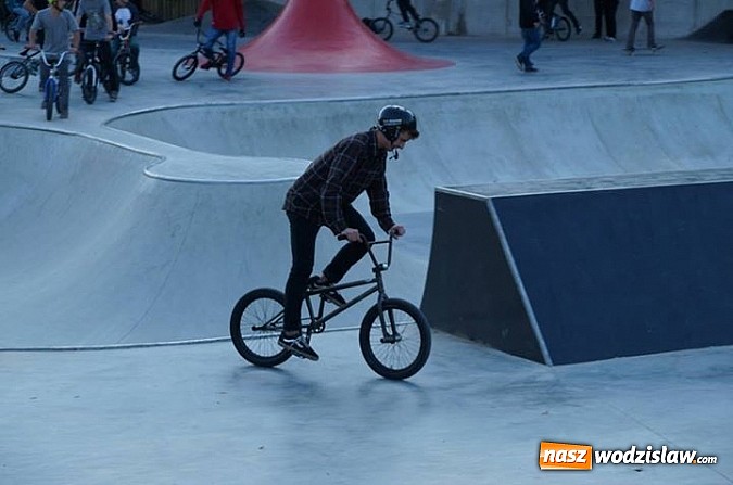 Zdjęcie w galerii na portalu naszwodzislaw.com: Tego jeszcze u nas nie było! NIGHT JAM na otwarcie skateparku wiadomości z regionu