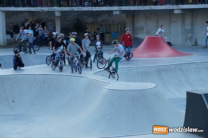 Zdjęcie w galerii na portalu naszwodzislaw.com: Tego jeszcze u nas nie było! NIGHT JAM na otwarcie skateparku wiadomości z regionu
