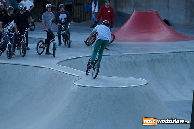 Zdjęcie w galerii na portalu naszwodzislaw.com: Tego jeszcze u nas nie było! NIGHT JAM na otwarcie skateparku wiadomości z regionu