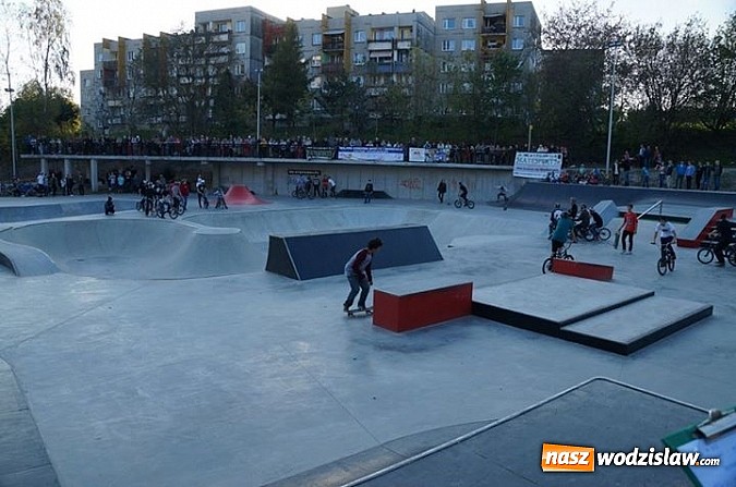 Zdjęcie w galerii na portalu naszwodzislaw.com: Tego jeszcze u nas nie było! NIGHT JAM na otwarcie skateparku wiadomości z regionu