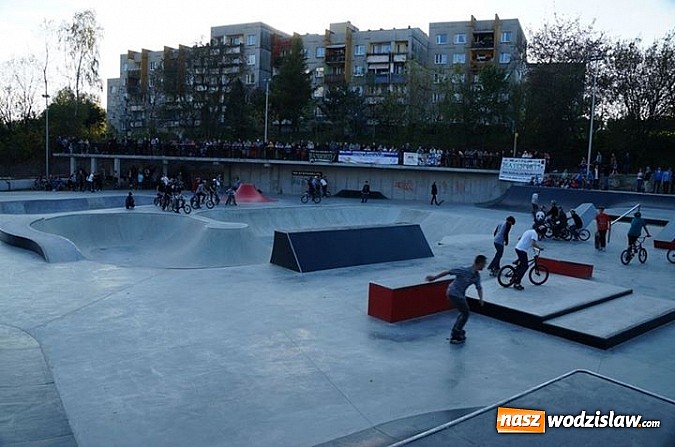 Zdjęcie w galerii na portalu naszwodzislaw.com: Tego jeszcze u nas nie było! NIGHT JAM na otwarcie skateparku wiadomości z regionu