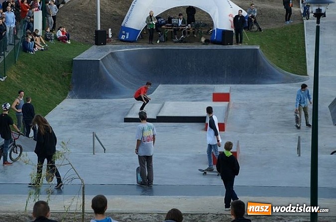 Zdjęcie w galerii na portalu naszwodzislaw.com: Tego jeszcze u nas nie było! NIGHT JAM na otwarcie skateparku wiadomości z regionu